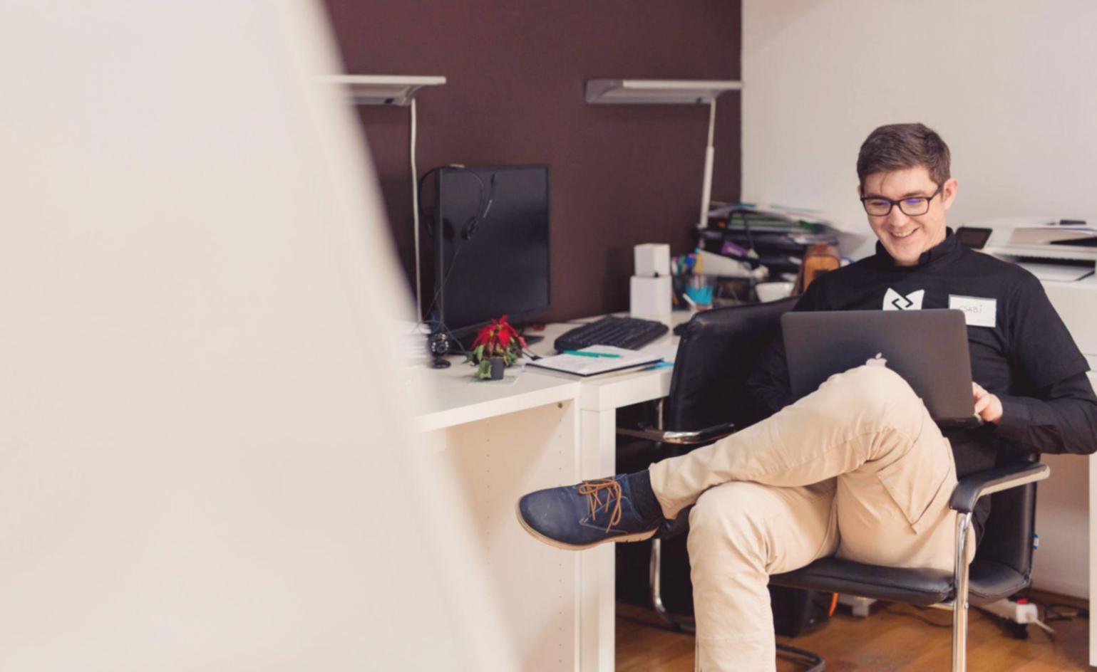 Arbeitsplatz mit Finanzunterlagen und Laptop